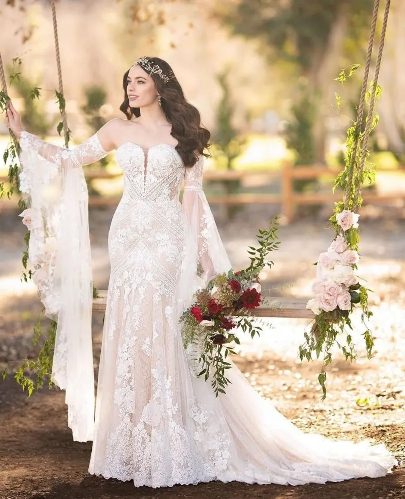 Classic Sweetheart White Lace Wedding Dresses with Church Train