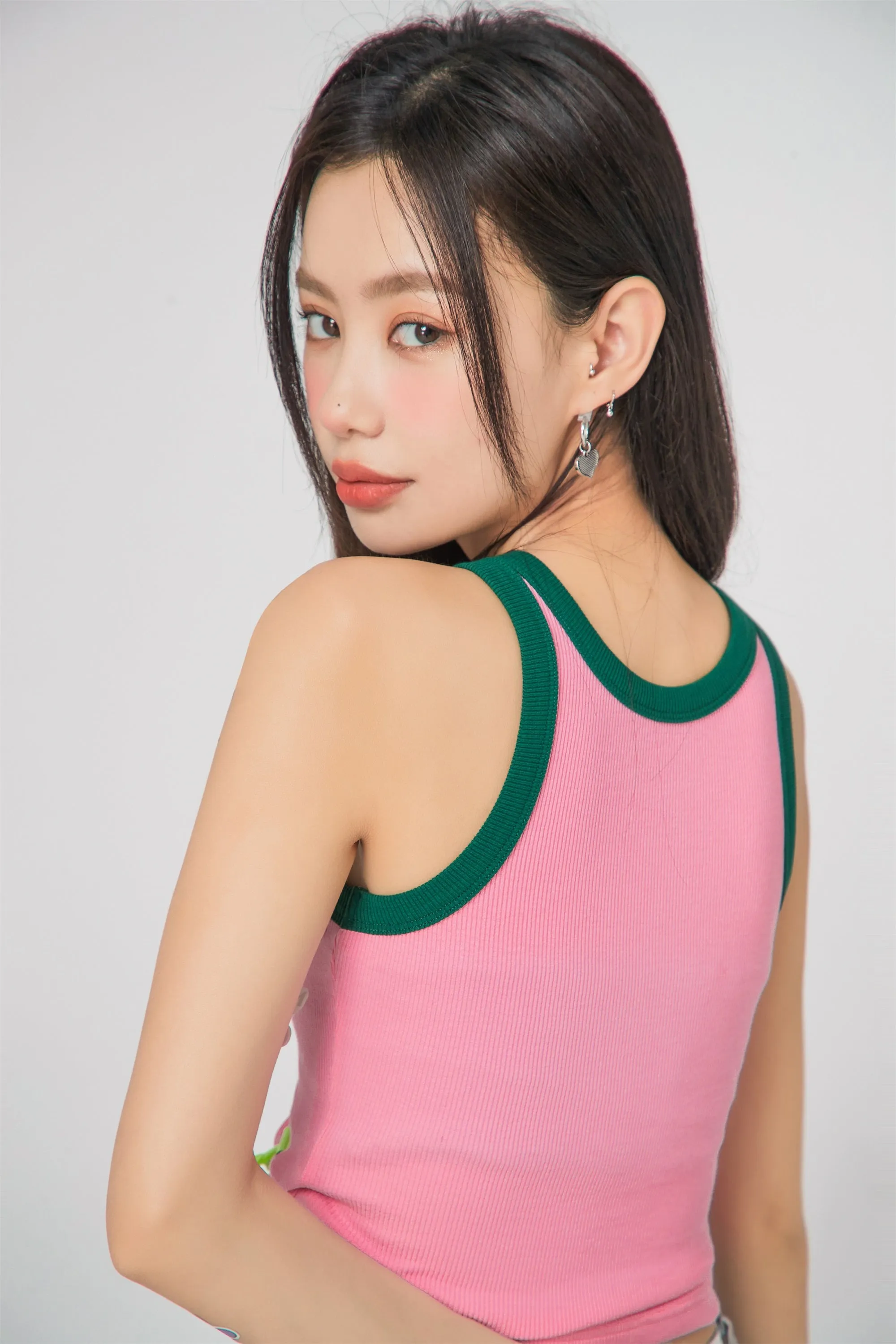 Color Matching Simple Logo Sleeveless Top