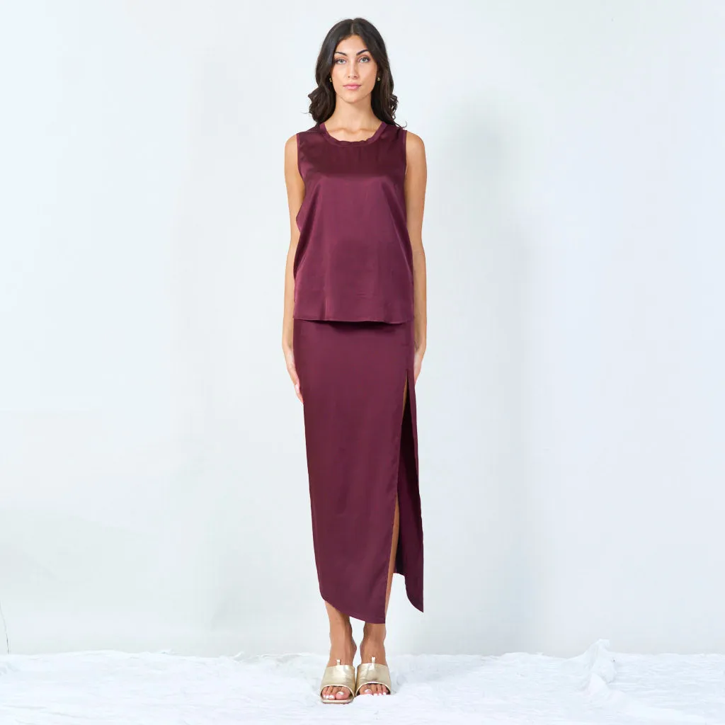 Sleeveless satin top with round neckline wholesale