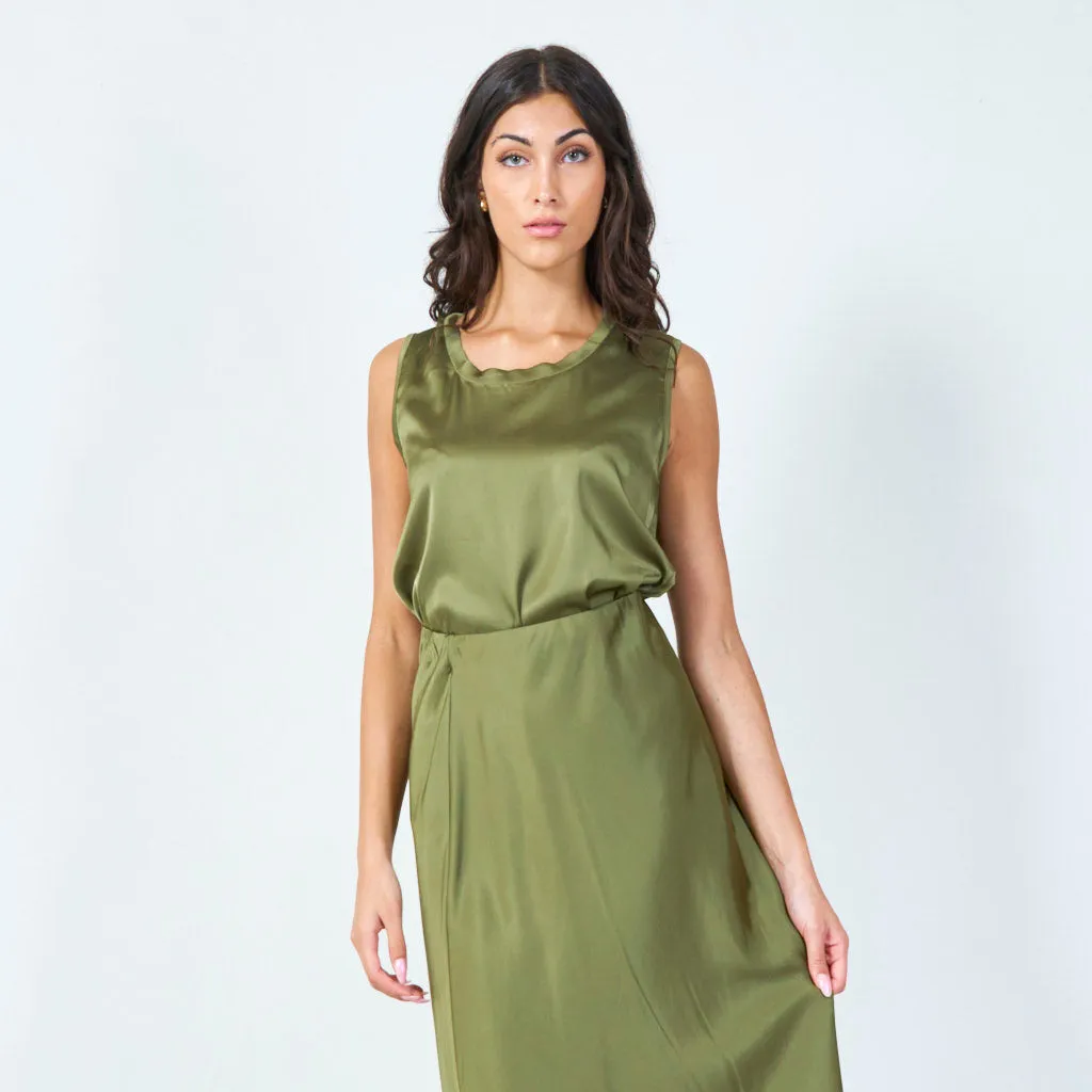 Sleeveless satin top with round neckline wholesale