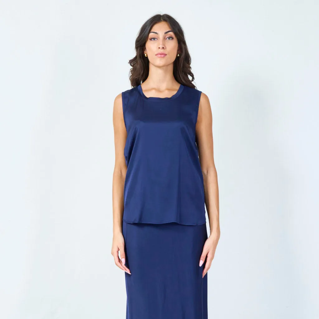 Sleeveless satin top with round neckline wholesale